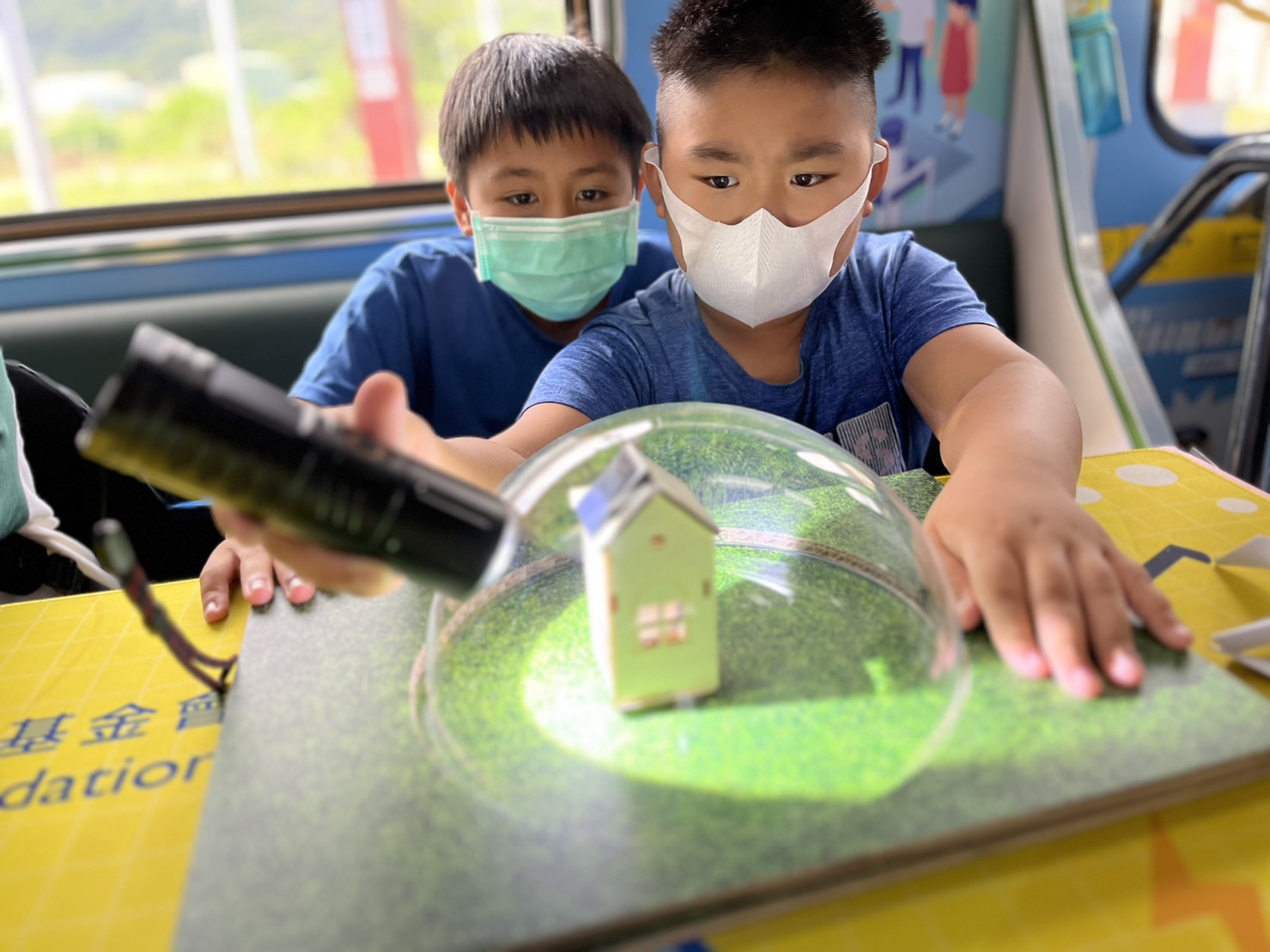 友達參與基礎科學主題車廂，以STEAM教學精神，設計「逐日科學家」、「太陽能工程師」以及「淨零建築師」三大能源科普課程和實驗