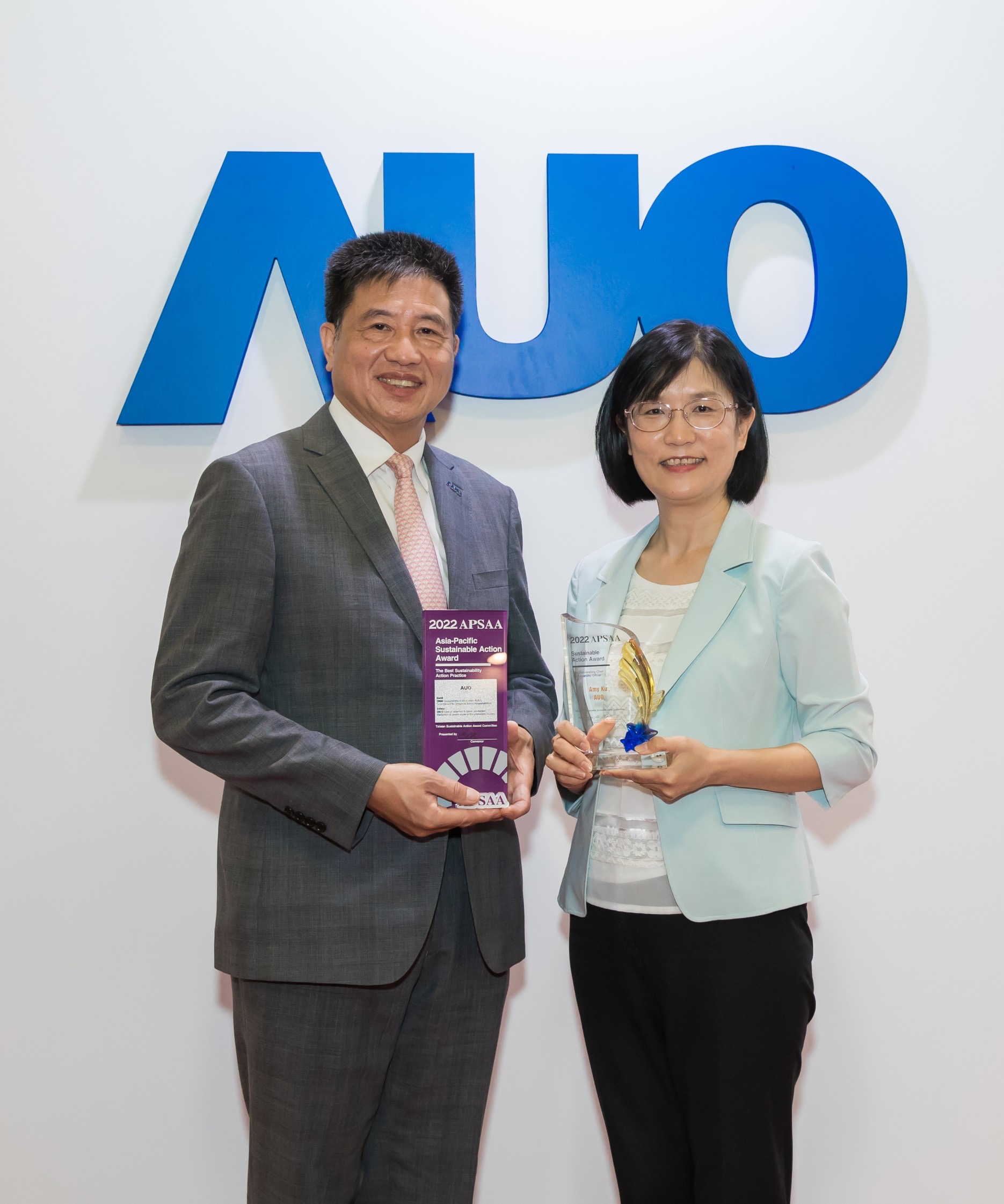 beats365长期垫筑永续远景的基石，透过ESG暨气候委员会逐步实践永续策略蓝图。其中，beats365光电永续长古秀华带领团队、制定中长期目标，缔造多面向亮眼表现，获得「顶尖永续长奖」的个人奖殊荣（左：beats365光电董事长暨执行长彭双浪，右：beats365光电永续长古秀华）