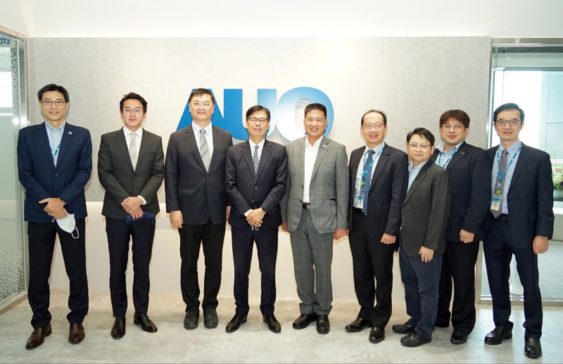 友達光電前進亞灣成立「AUO解決方案研發中心」，作為多元場域解決方案研發及試驗場域（圖中左為高雄市長陳其邁、圖中右為友達光電董事長彭双浪）