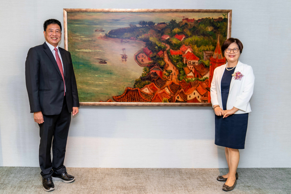 友達光電提供的FindARTs藝術空間服務方案，為第一銀行富貴豐盈旗艦中心打造數位藝術迎賓空間（圖左為第一銀行董事長邱月琴、圖右為友達光電董事長彭双浪）