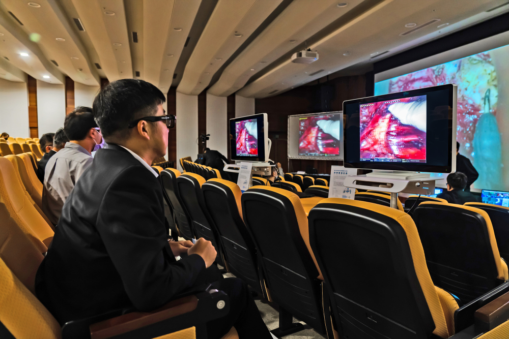 達擎之「達文西外接3D影像解決方案」，將達文西手術機器手臂的3D影像即時連線轉播，在會議室觀摩的醫師們只要戴上偏光眼鏡，就能與執刀醫師看到同步的3D立體影像，如臨操作台現場，縮短達文西手術的學習曲線