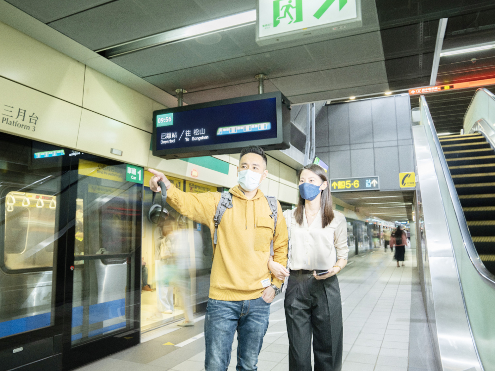 友達旗下達擎之客製化TARTAN顯示器，於台北捷運中山站亮相。以獨特長條型比例與高畫質特色，為台北捷運站帶來嶄新的都會車站風貌