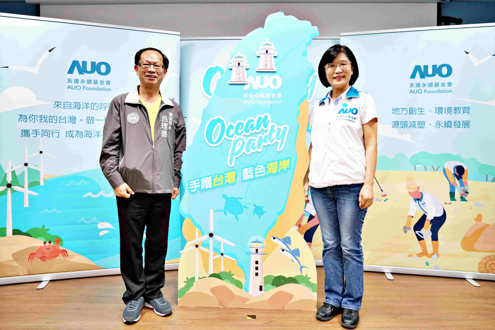 友達光電永續長古秀華（右）與桃園市環保局局長呂理德（左）進行海岸線認養儀式，簽署於象徵藍色宣言的海岸永續燈塔上，承諾以實際行動與環境教育方式，投入桃園海岸線守護行列