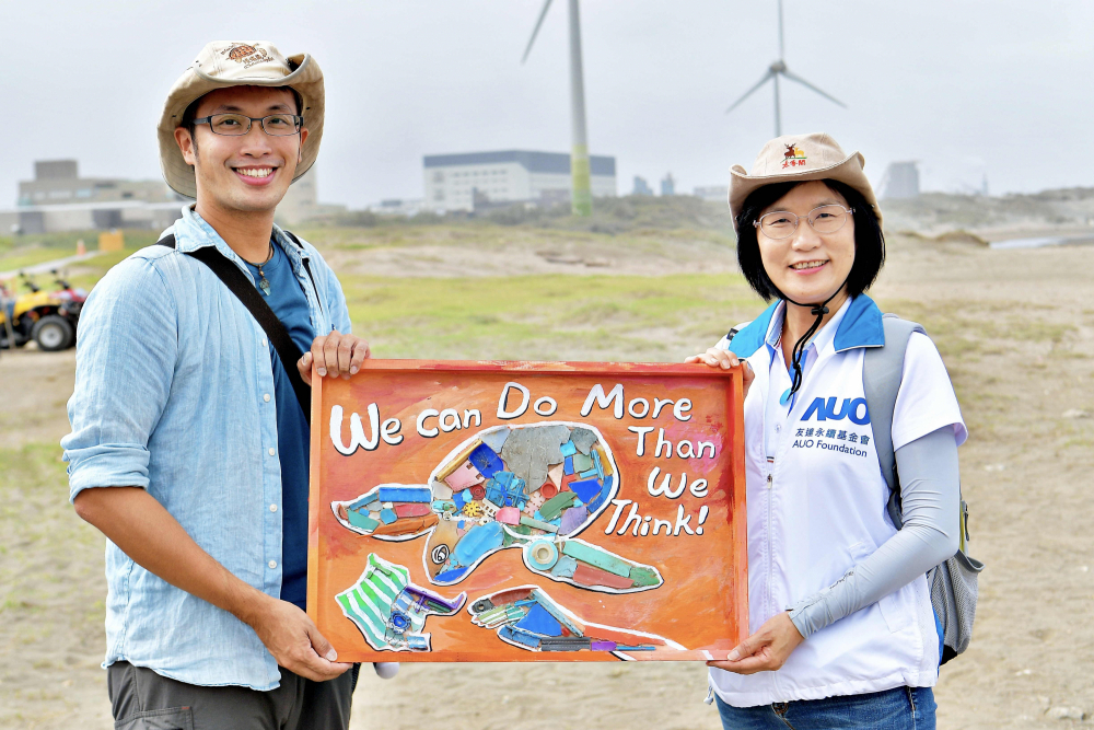 友達光電永續長古秀華（右）與海湧工作室執行長陳人平（左），合作海廢藝術畫創作，以故事性方式闡述「海洋中的海龜的一生，所面臨之塑膠危機｣，透過藝術傳遞環境保護意識