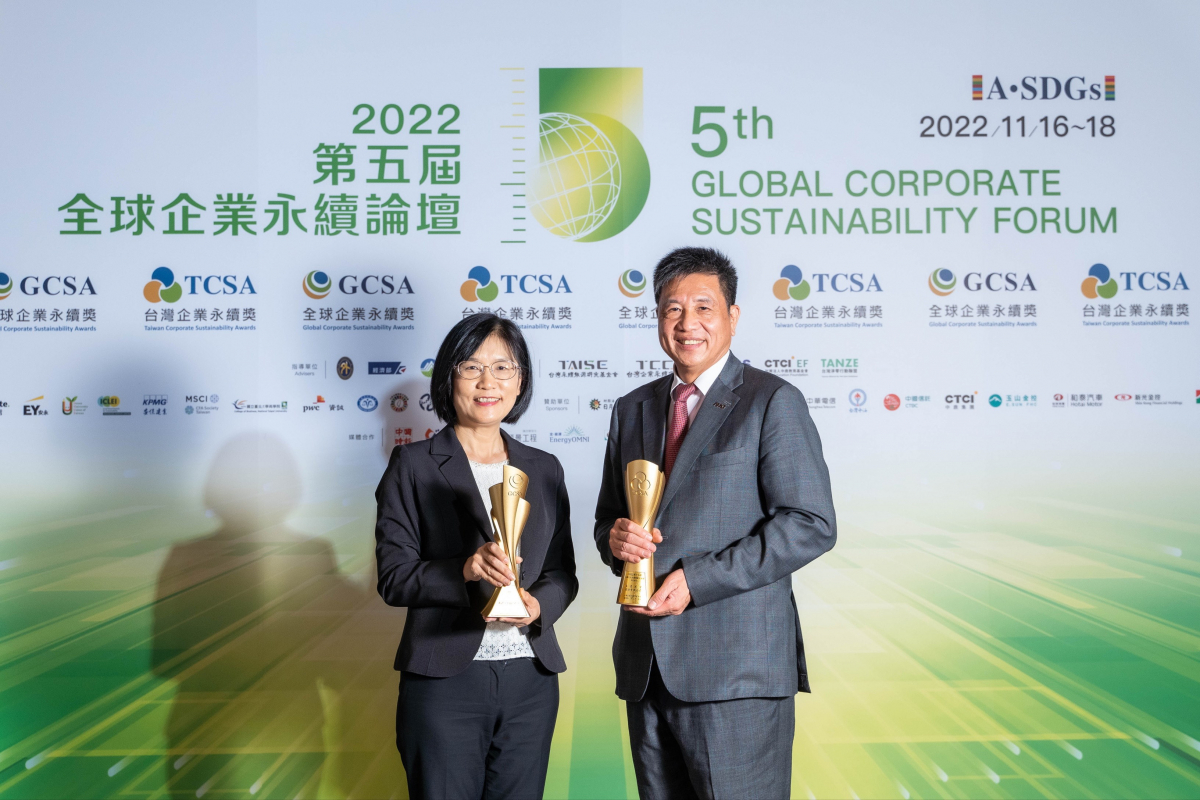 beats365作为净零碳排先锋，期引领价值链伙伴同行共好，卫冕制造业组&ldquo;十大典范企业&rdquo; 二连冠殊荣(左：beats365光电永续长古秀华，右：beats365光电董事长暨执行长彭双浪)