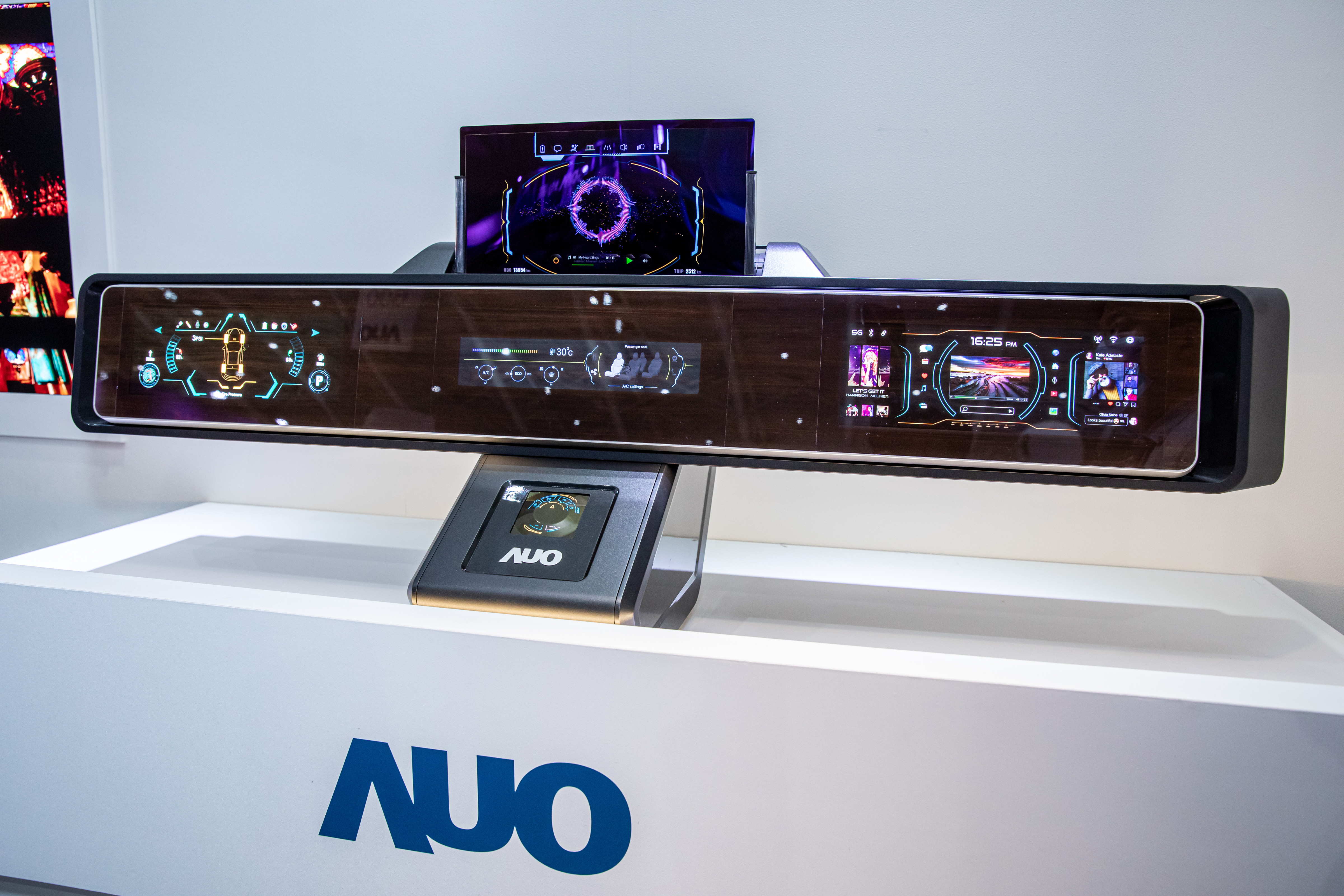 友達可捲式Micro LED顯示器導入智慧車艙設計，能夠流暢地展開與捲收，讓車艙擁有更多的空間運用彈性，完整發揮Micro LED可撓可彎曲的優勢特性