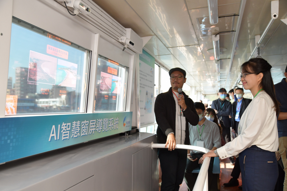 友達整合透明Micro LED智慧窗，透過景物GPS座標定位追蹤乘客視線，可即時在智慧窗提供正確的導覽資訊
