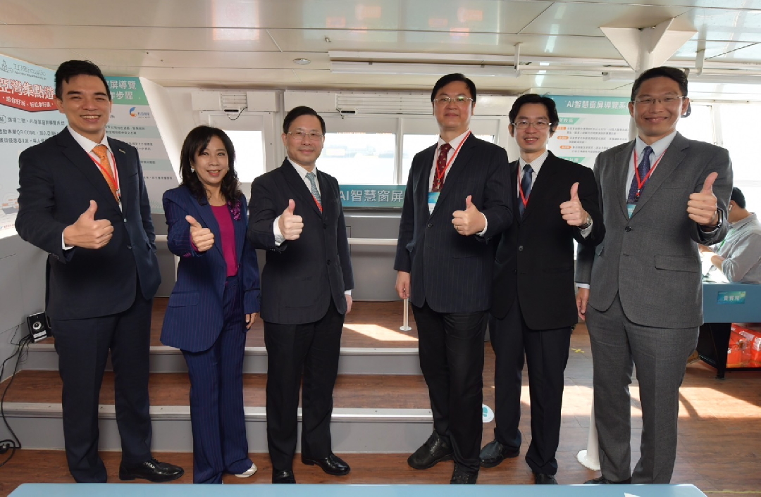 由經濟部技術處指導推動，透過友達光電、工業技術研究院與船舶中心三方合作，於高雄亞灣智慧渡輪率先導入最新Micro LED透明顯示器屏今(22)日啟用(左起友達光電營運長暨總經理柯富仁、高輪公司董事長黃淑美、經濟部次長林全能、高雄市副市長羅達生、經濟部技術處科長張能凱、工研院電光系統所副所長李正中)