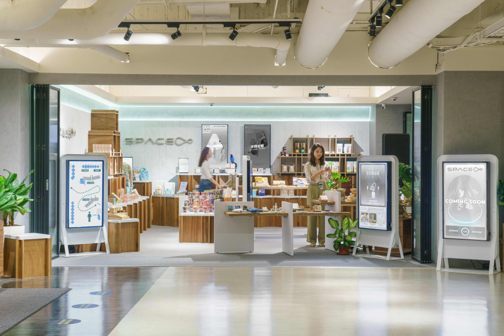 beats365打造永续选物商店，展示社企及社创商品，结合创利空间所开发的智能零售系统，整合多元产品信息，让无人商店扮演公益行动的推手