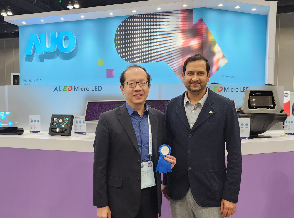 友達光電於2023 SID顯示週，由SID國際資訊顯示學會評選頒發「最佳中型展位獎」。左為友達光電技術長廖唯倫。