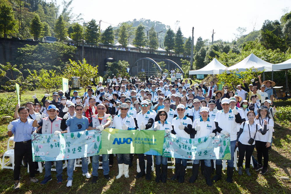 友達永續基金會集結超過200位志工，攜手移除外來入侵種小花蔓澤蘭，守護霄裡溪生物多樣性