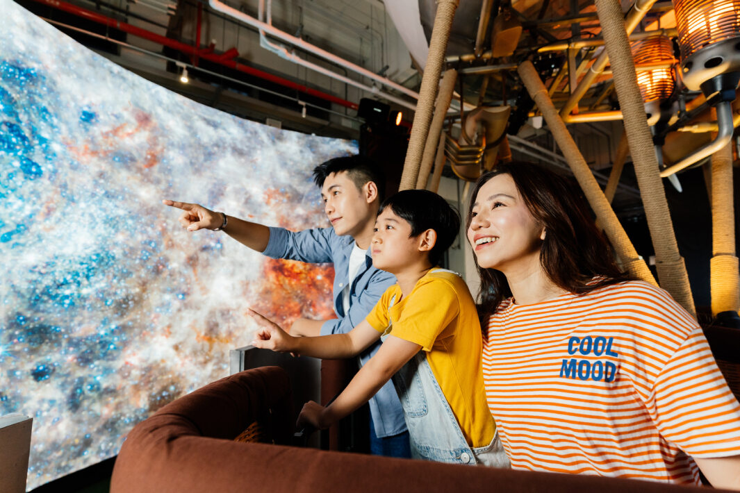 友達打造全台最大寬6公尺、高4公尺、唯一搭載LED弧形拼接顯示屏的動感飛行船，讓乘客駐足在熱氣球上，享受身歷其境的偽出國旅遊樂趣