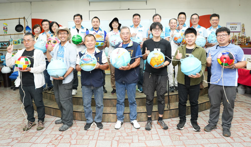 友達光電暨友達永續基金會董事長彭双浪與農業部林業及自然保育署新竹分署夏分署長、供應商夥伴、在地鄰里協會、社企團體，以循環再生的海廢浮球倡議從源頭減廢，為地球移除塑膠垃圾，共同「手」護台灣美麗海岸