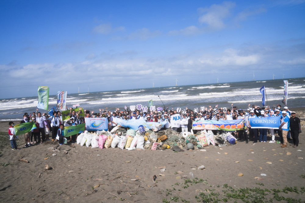 友達永續基金會召集企業志工、產官學和供應商夥伴，在苗栗後龍外埔魚港1340保安林海岸淨攤，齊心協力清除1.2公噸海洋廢棄物，以行動實踐對環境友善的承諾