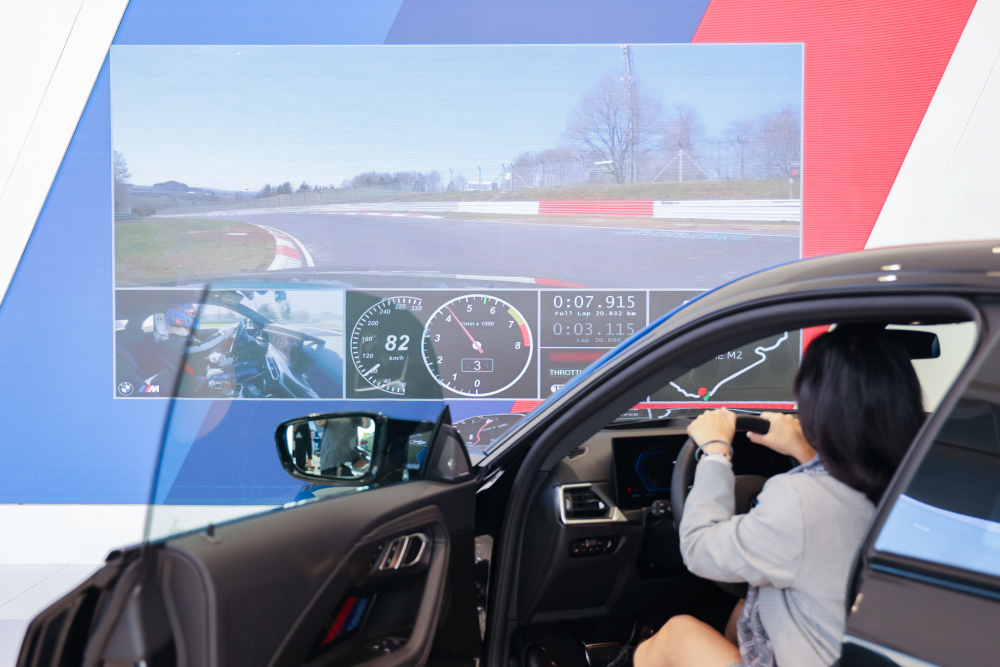 顧客按下虛擬Engine Start按鈕，啟動預選車款的引擎聲浪，螢幕同時呈現德國紐柏林賽道的試駕畫面，坐進車內一秒化身駕駛員馳騁奔騰