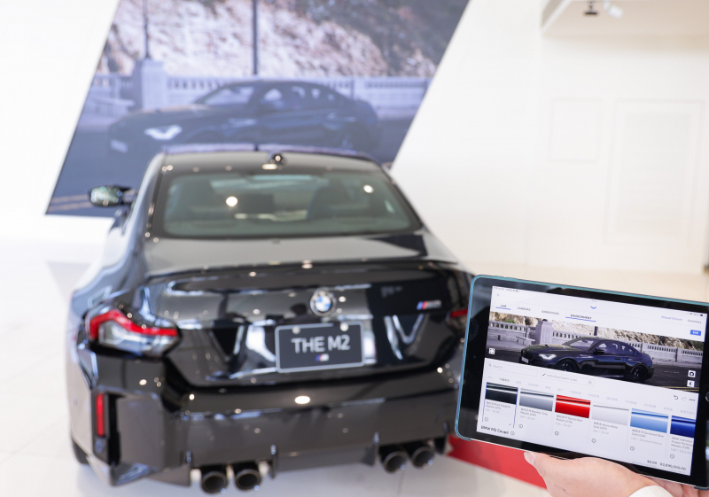 賞車介面即時投放到LED牆上，顧客可即時更換車輛內裝、零件選配與車款配色，提供近乎與實車等比例的沉浸式無死角虛擬賞車體驗