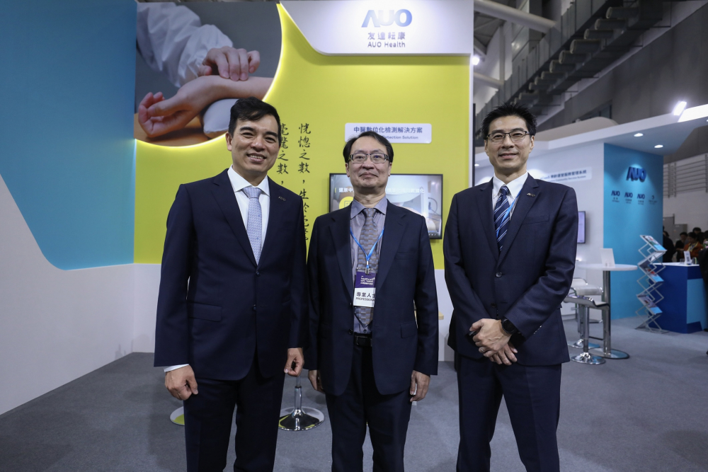 首次於醫療科技展亮相的友達耘康，捐贈數位化檢測設備與研究經費，協助衛福部國家中醫藥研究所打造中醫大數據資料庫。圖由左至右為友達光電執行長暨總經理柯富仁、衛福部國家中醫藥研究所所長蘇奕彰、友達光電智慧醫療事業群總經理廖世宏