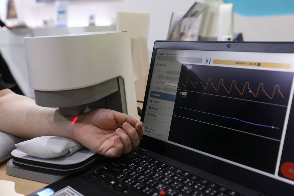友達耘康脈象檢測系統透過電腦精準控制升降系統，還原中醫師三指把脈過程的舉、按、尋手法，將脈象感受轉化成數據，未來可結合大數據分析，實現智慧醫療及準確性