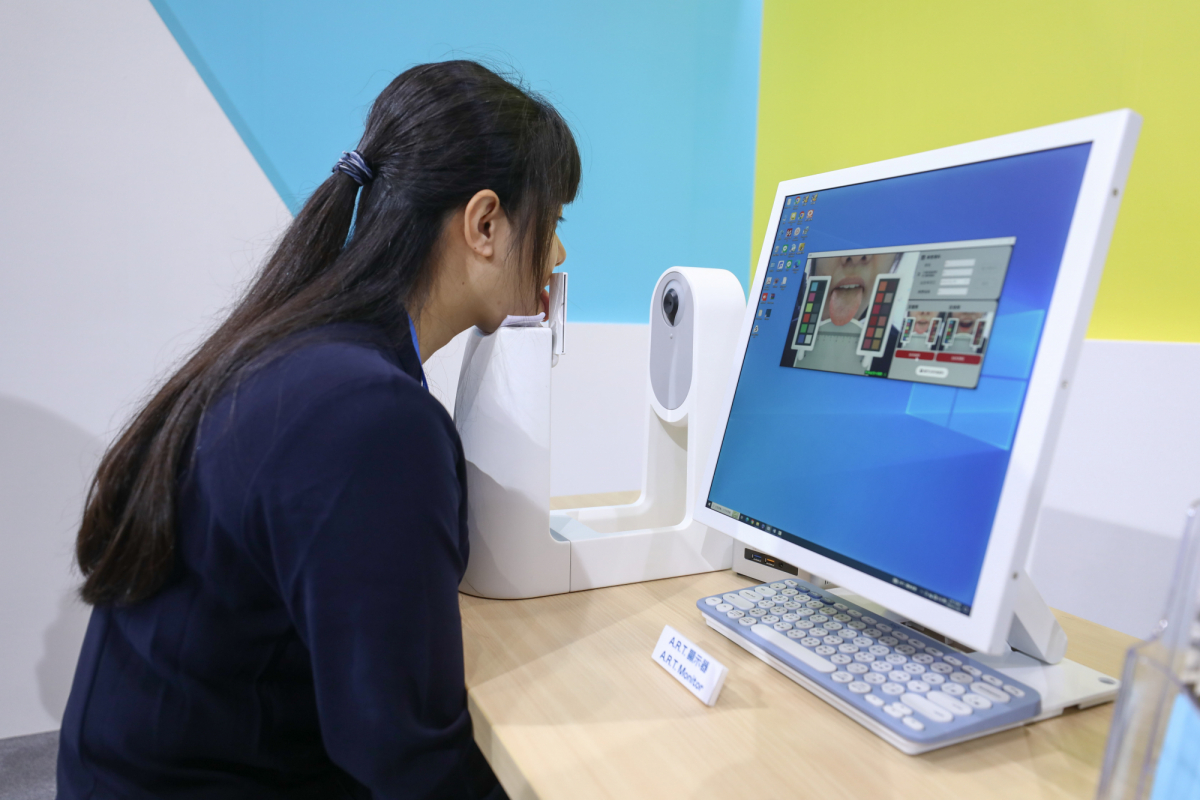 友達耘康延伸友達卓越的感測技術及色彩管理專長，研發出舌象擷取系統，可提供數據化、影像化的檢測結果，輔助醫師與專業醫事人員做為臨床研究、檢測結果評估與檢測紀錄的留存