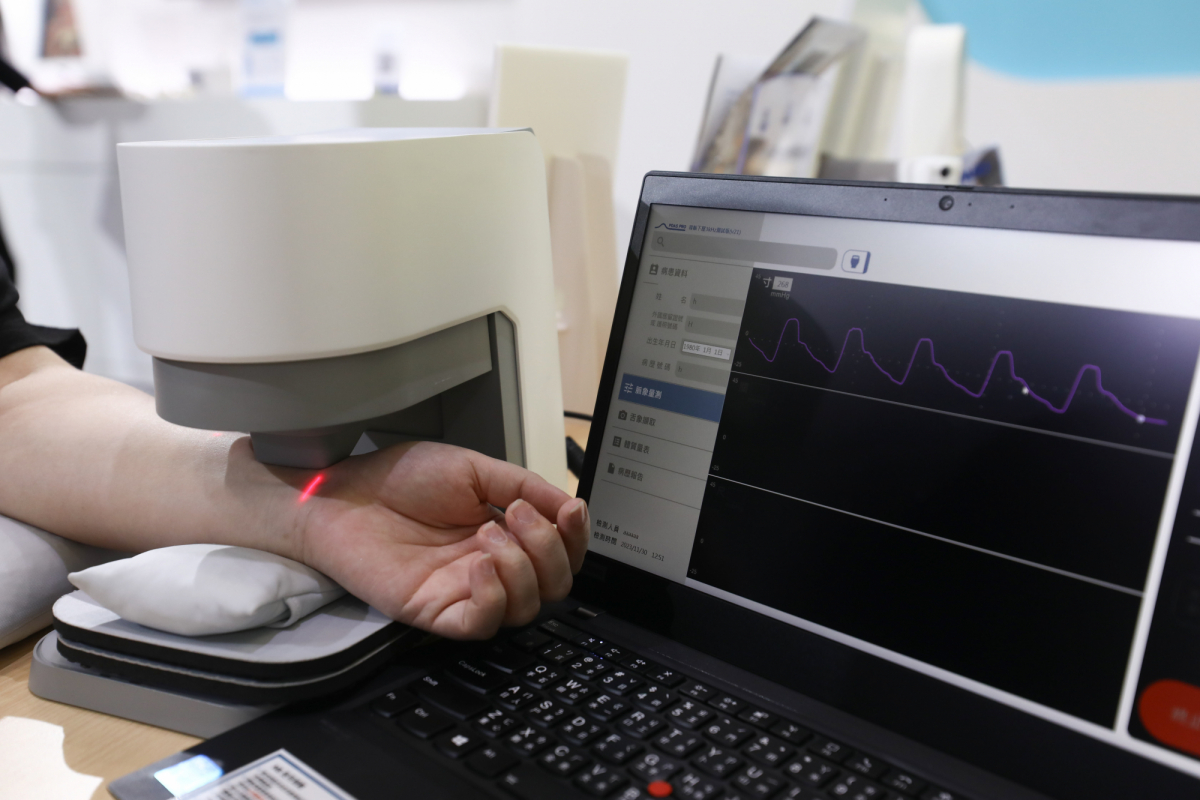 友達耘康脈象檢測系統透過電腦精準控制升降系統，還原中醫師三指把脈過程的舉、按、尋手法，將脈象感受轉化成數據，實現智慧醫療及準確性