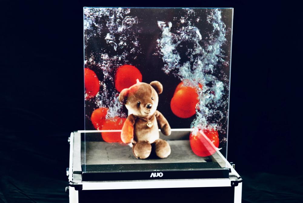 友達以次世代Micro LED顯示技術打造之透明顯示器，具備高穿透、低繞射、高亮度、可拼接之特性，可廣泛應用於智慧移動、零售、育樂和醫療等多元場域