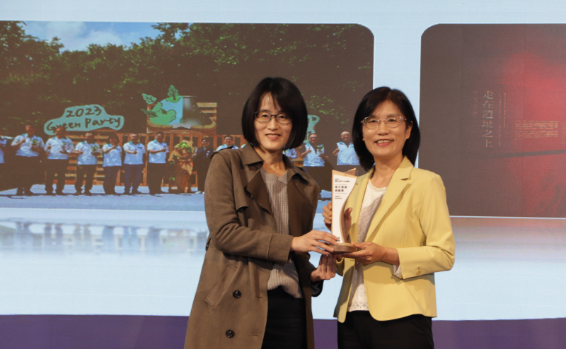 友達保存「西大墩窯遺址」且推廣在地文史教育不遺餘力，今（6）日獲頒「人文企業獎」地方發展獎之最高榮譽典範獎。由文化部陳文婷簡任視察（左）頒獎，友達永續長古秀華（右）代表受獎