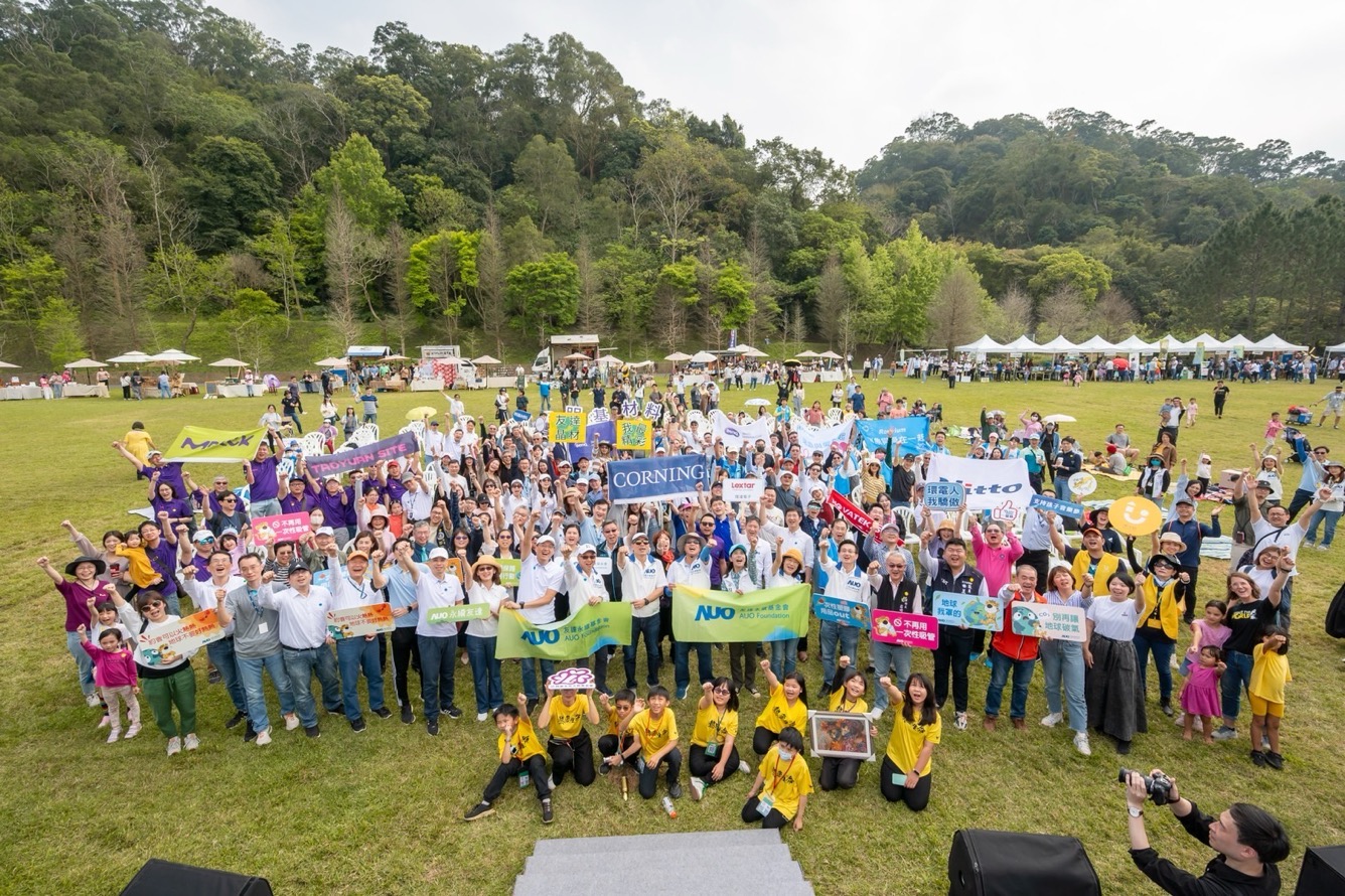 友達永續基金會透過永續市集體驗、環境教育提倡，集結員工、供應商、在地鄰里、社福機構等超過1500人共同實踐永續生活