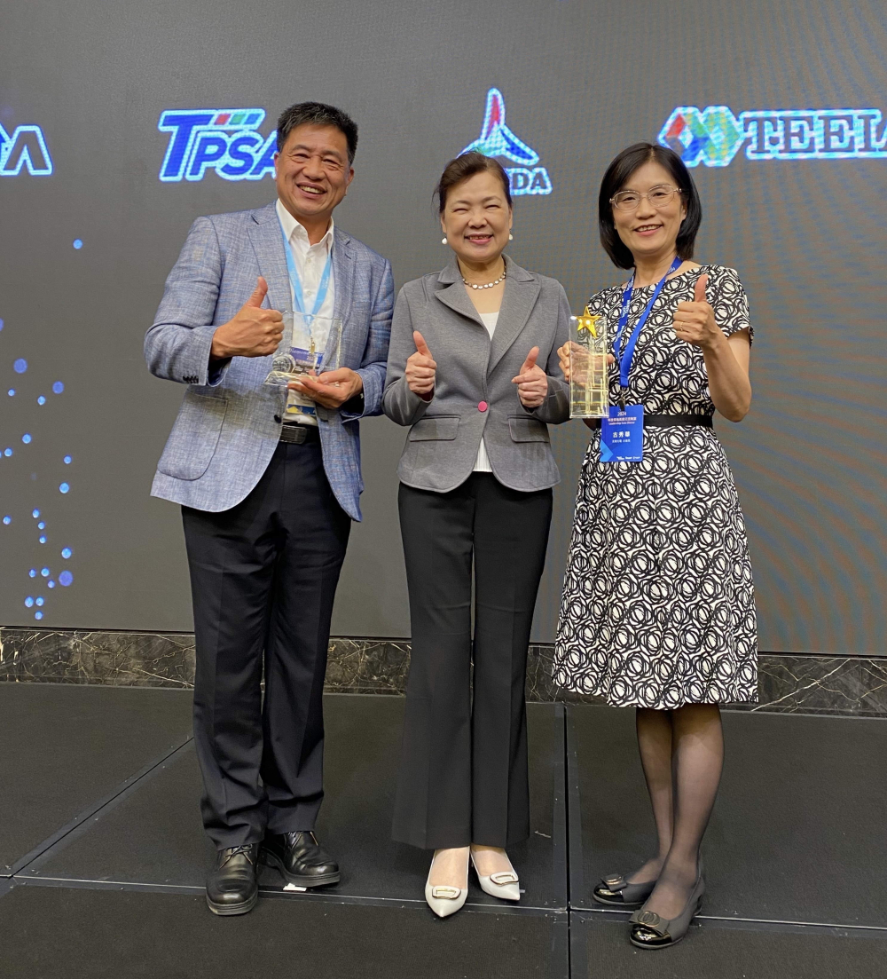 友達致力推動永續發展，於Touch Taiwan2024以3R策略貫穿Display、ESG展位實現綠色展覽目標之成果，Display展位獲綠色裝潢設計鑽質獎最高榮譽，ESG同獲金質獎殊榮。由經濟部長王美花（中）親自頒予友達光電董事長彭双浪（左）、友達光電永續長古秀華（右）