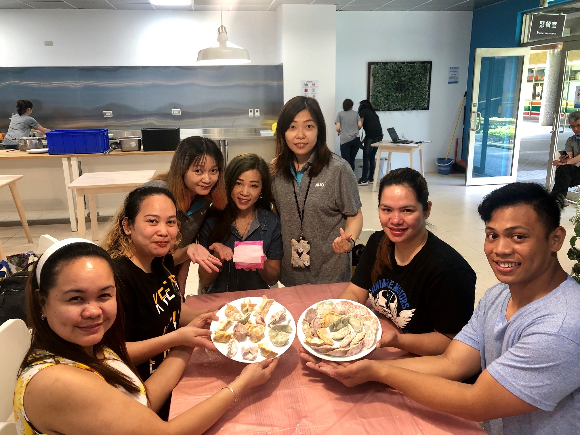 友達將DEI理念貫徹到企業文化和實踐，舉辦如台菲廚藝交流等活動，讓同仁了解彼此文化差異、培養情感