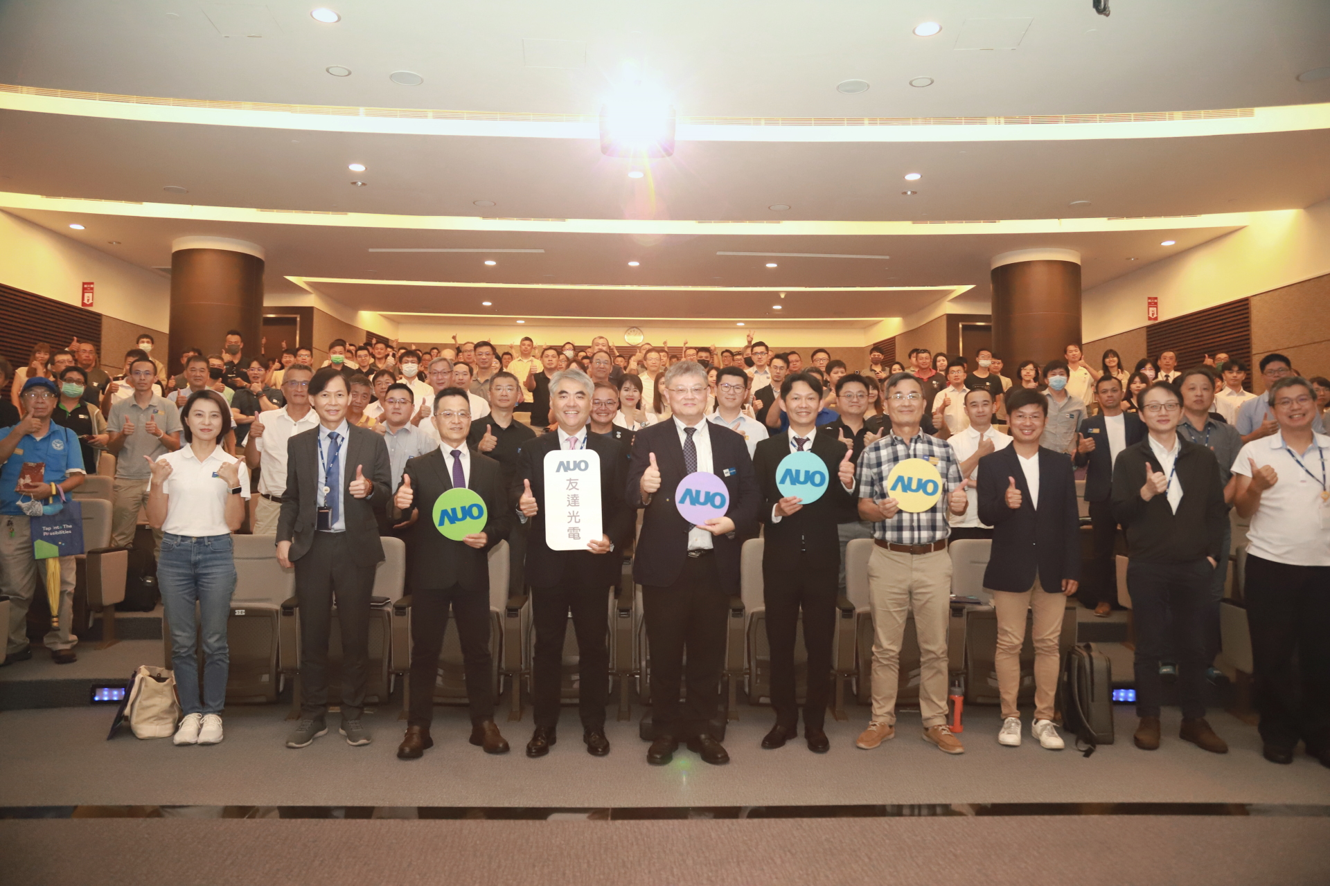 友達光電邀請領域專家共研再生能源發展、電力需求及建築物減碳等議題進行交流，盼共擘綠色永續生態圈的嶄新契機。
