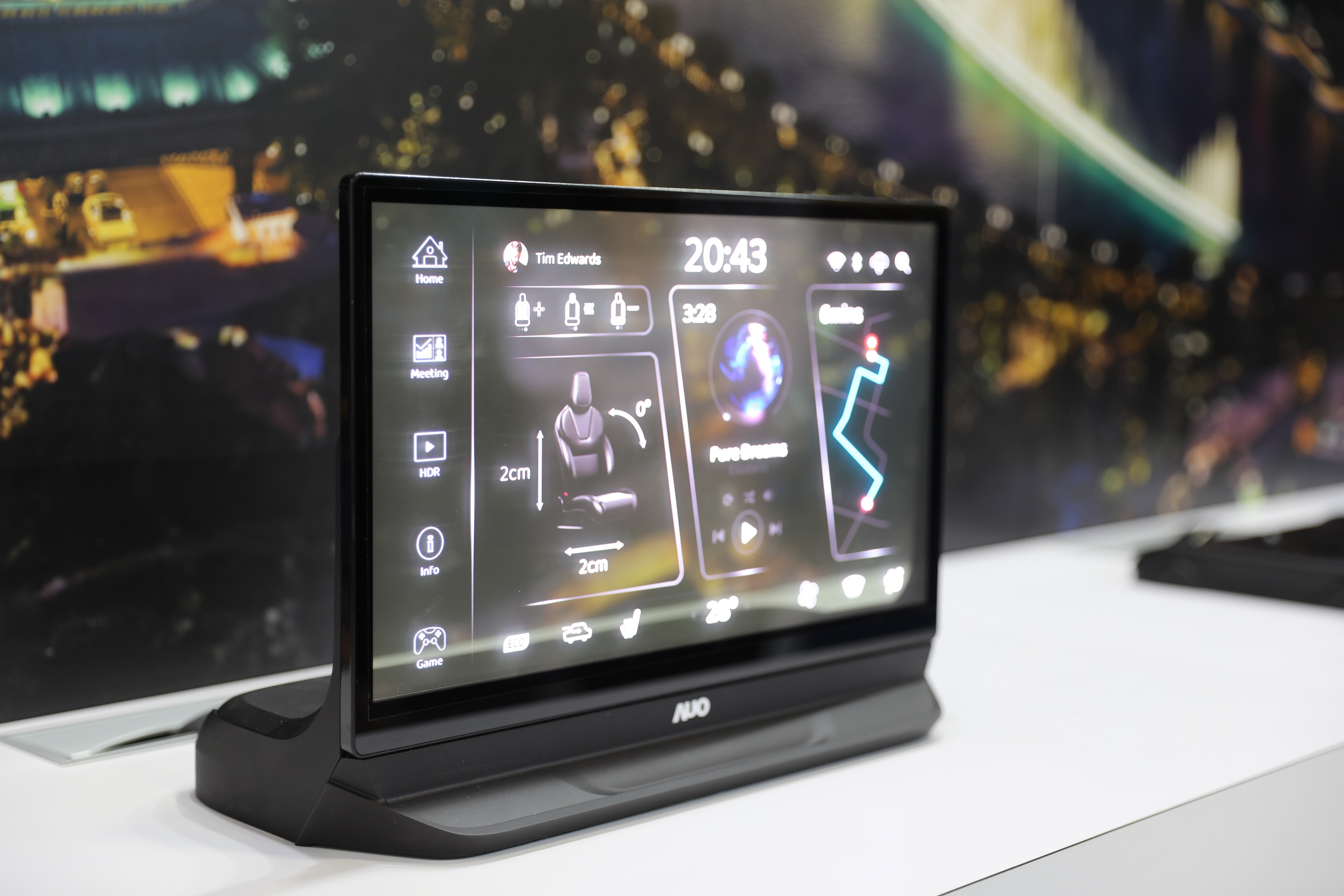 友達將Micro LED透明顯示技術整合黑切換技術的解決方案，釋放強大的技術自主開發能力，跨越室內外應用界限，開創業界第一台17.3吋快速黑切換透明觸控Micro LED顯示器