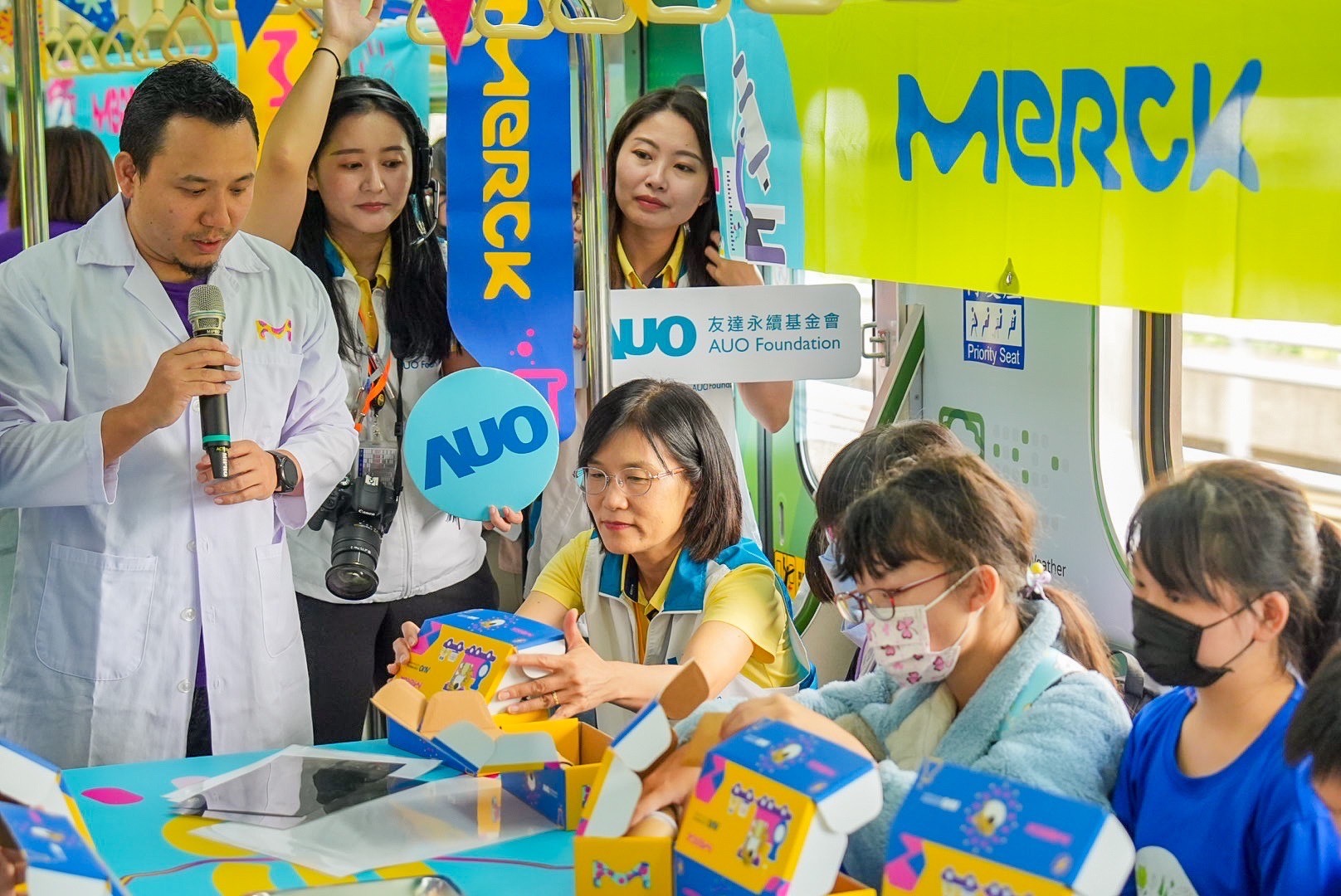 友達以光電、再生能源、水資源三大核心，設計「再生能源和循環經濟」多元永續教育主題，並攜手供應鏈夥伴默克開發創意科學教材及實作體驗，期讓永續素養透過科學探索向下扎根