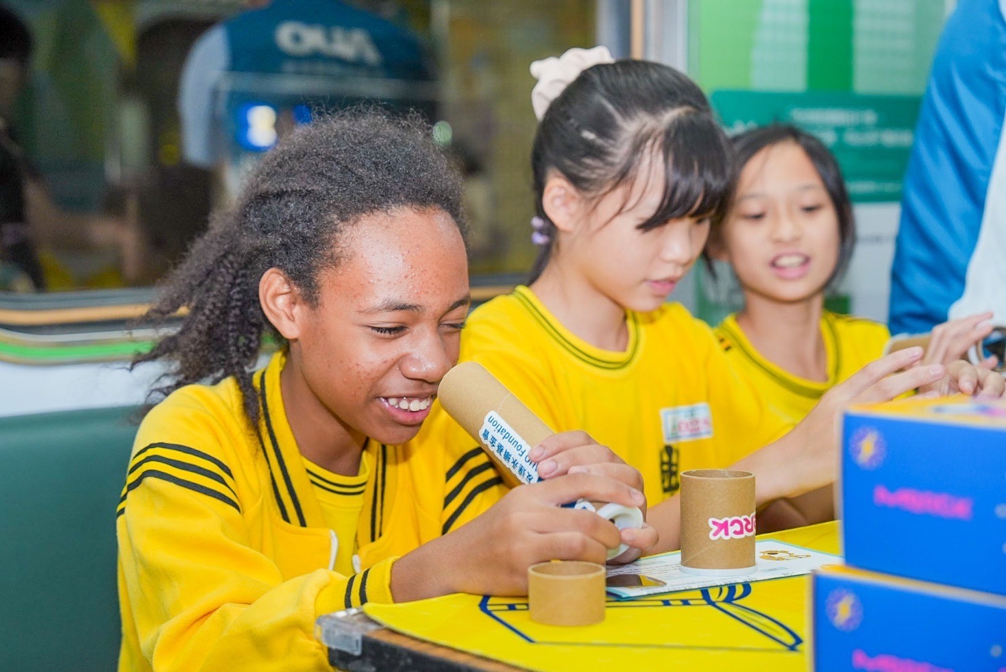 友達與默克分別回收不再使用的偏光片及液晶顯示模組，設計光電課程「玩轉光與闇」，讓學生們親手製作偏光萬花筒與簡易液晶顯示器，實踐循環再生的永續理念