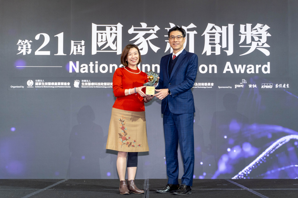 友達旗下子公司友達耘康與達擎分別以「中醫數位化檢測解決方案」及「寬視角3D醫療顯示器」獲得第二十一屆國家新創獎「智慧醫療與健康科技」類別的「企業新創獎」與「國家新創精進獎」兩項殊榮。圖左為衛生福利部政務次長林靜儀、圖右為友達光電智慧醫療事業群總經理廖世宏