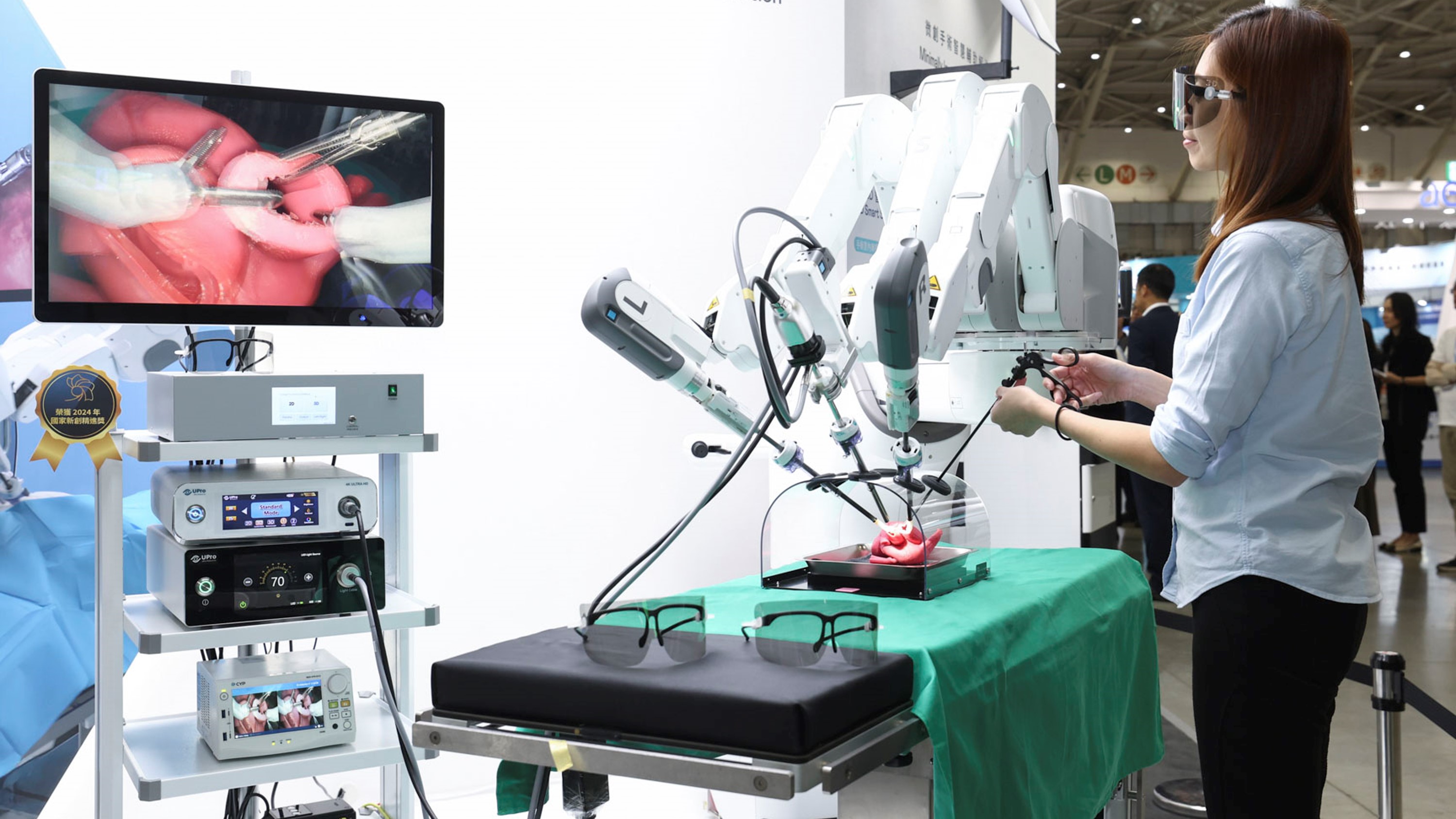 達擎寬視角3D醫療顯示器可應用於機器人手術即時3D解決方案，提供醫療團隊即時、同步的3D手術影像，提升溝通效率與手術安全性