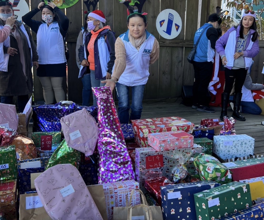 友達永續基金會「圓夢列車」年年迴響熱烈，認捐同仁精心挑選禮物、巧手包裝，整理成隊後，將祝福一一打包送出