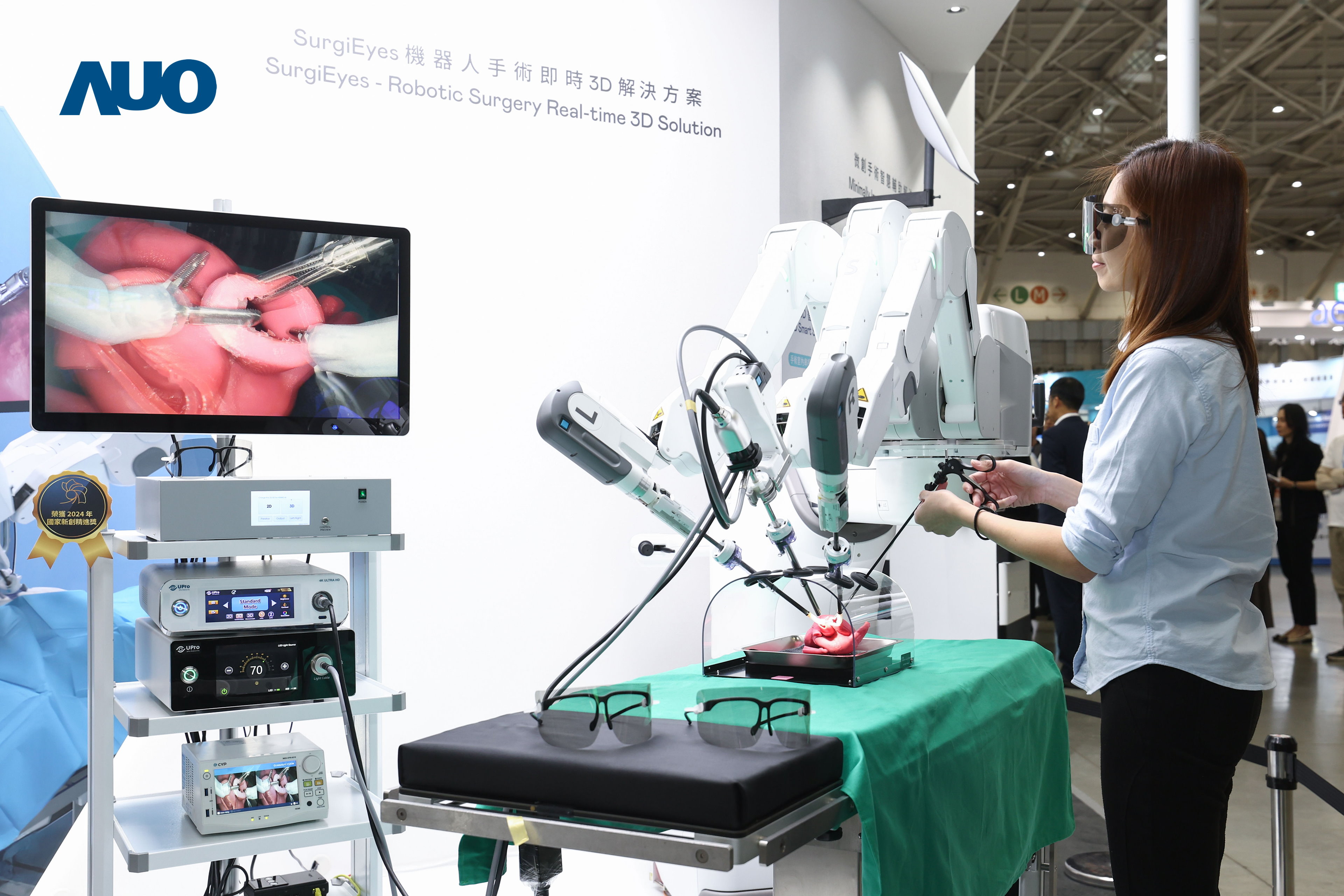 達擎以領先的3D顯示技術推出「SurgiEyes機器人手術即時3D解決方案」，整合先進3D影像處理與獨家3D垂直寬視角、廣色域的顯示技術，手術團隊可即時同步主刀醫師視角看到清晰3D影像，提升溝通效率與安全性。