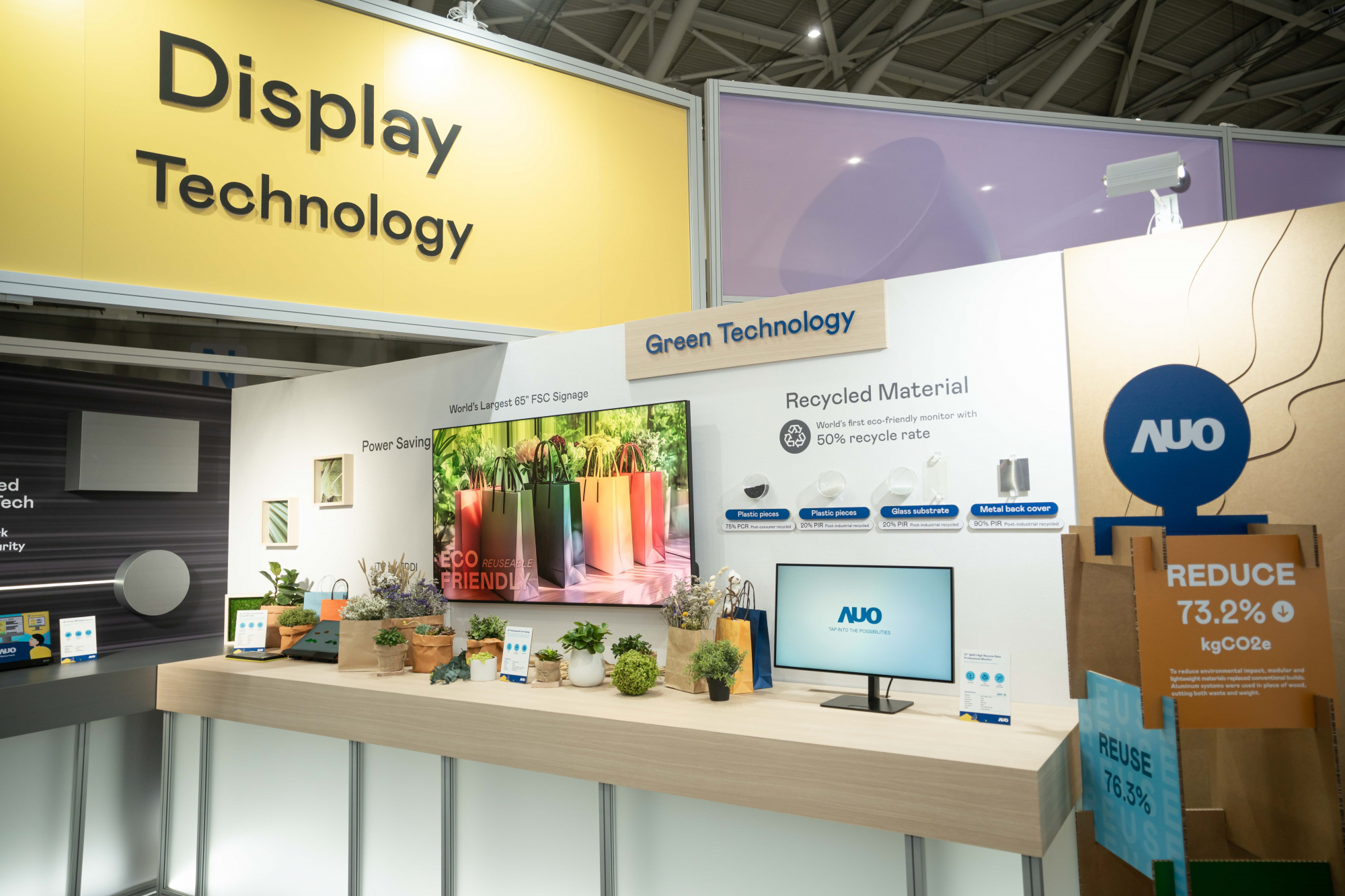 友達Touch Taiwan 2025雙展位再度獲etouch 綠色裝潢設計獎肯定；智慧顯示展位以鋁製模組系統取代傳統木作施作，並在相關裝潢物與設計使用可回收、可重複使用的材料，體現低碳與循環精神。