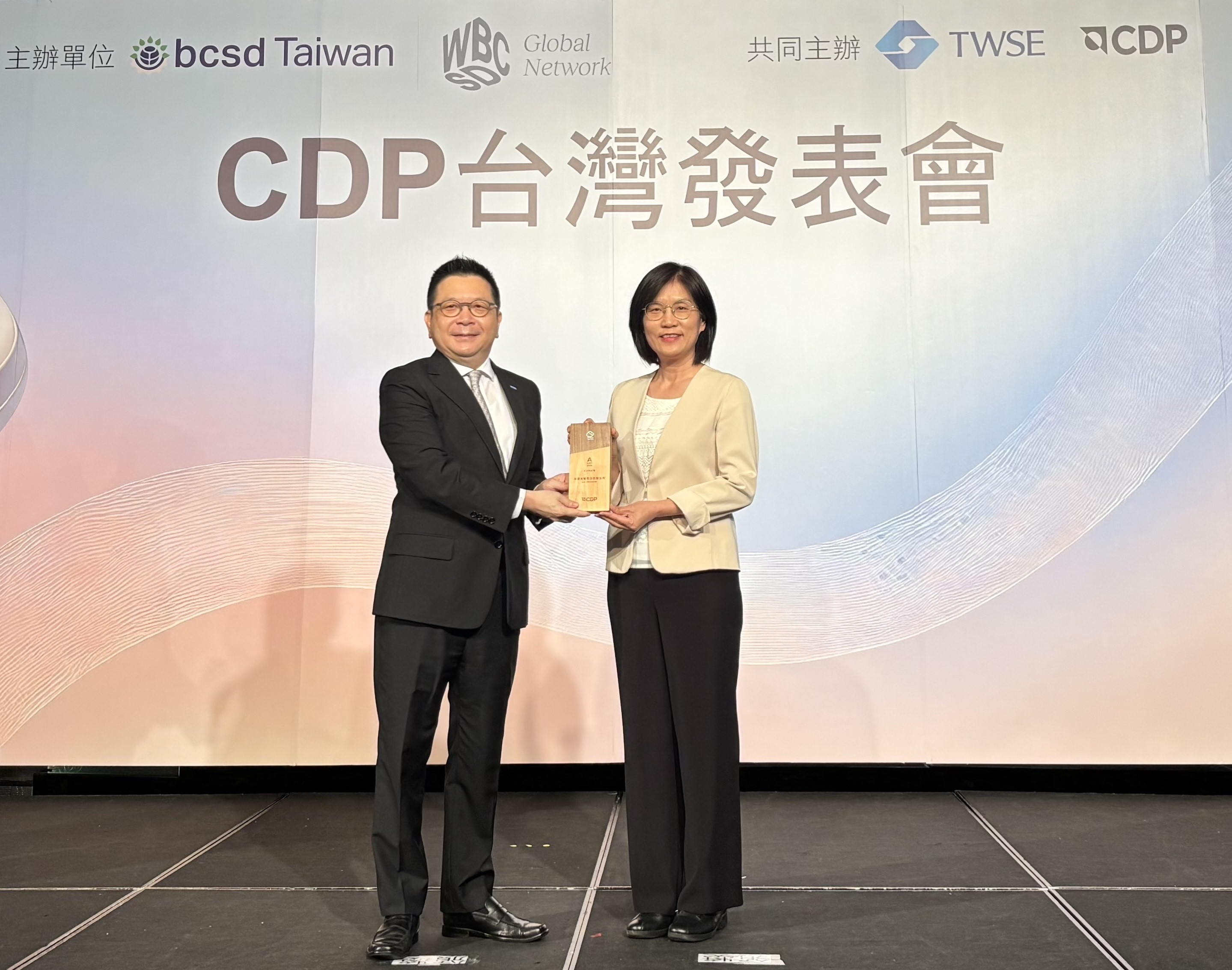 友達永續成果再獲國際評比肯定，獲頒CDP氣候與水資源雙項領導力評級。今由臺灣證券交易所董事長林修銘（左）頒獎，友達光電永續長古秀華（右）代表受獎