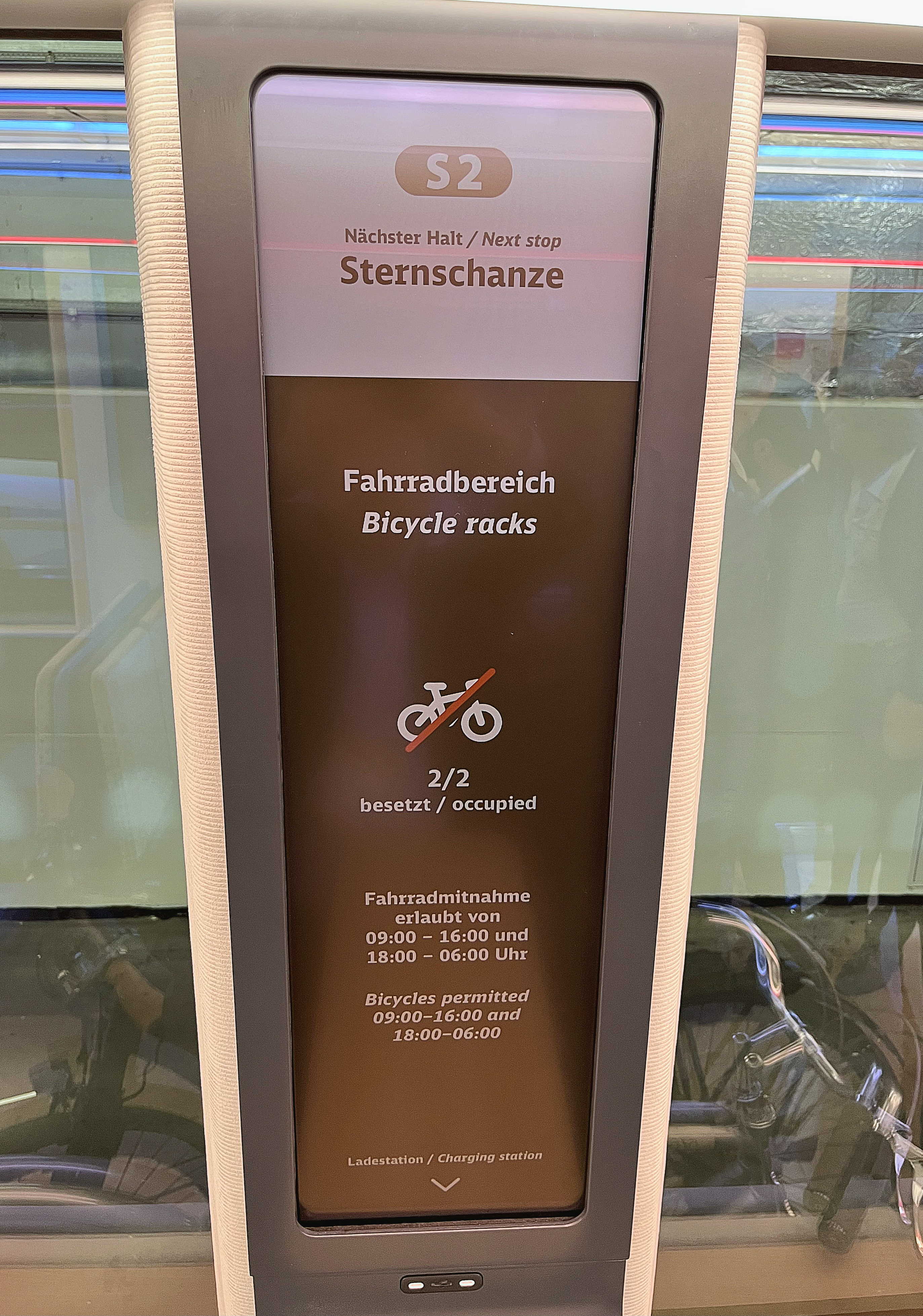 达擎HiRaso显示技术采用胆固醇液晶独特的双稳态特性及反射环境光线的方式，发挥最佳能源运用效率，其仅在更换显示画面时才消耗电力，在持续静止的画面显示上则为零耗电，与传统液晶显示技术相比大幅节省90%能耗