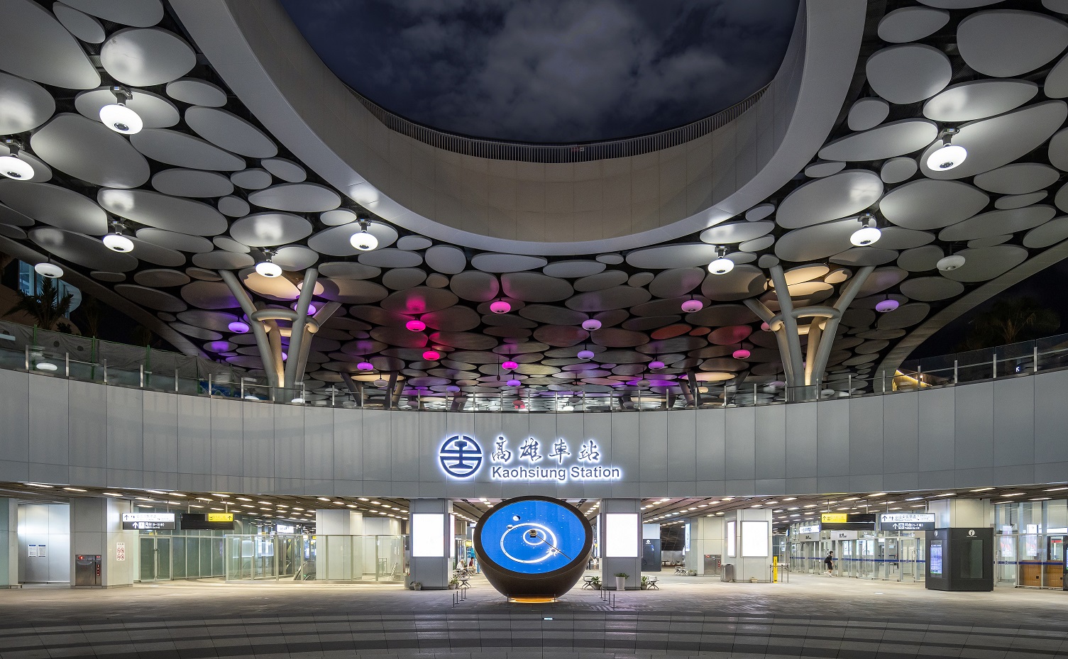 創利空間參與《高雄車站共感空間》公共藝術計畫，擔任視覺科技整合夥伴。於「看時間」天文鐘作品中提供技術指導，整合圓形LED鐘面與鐘體結構，在時間、天象星盤與空間氛圍間生動展演