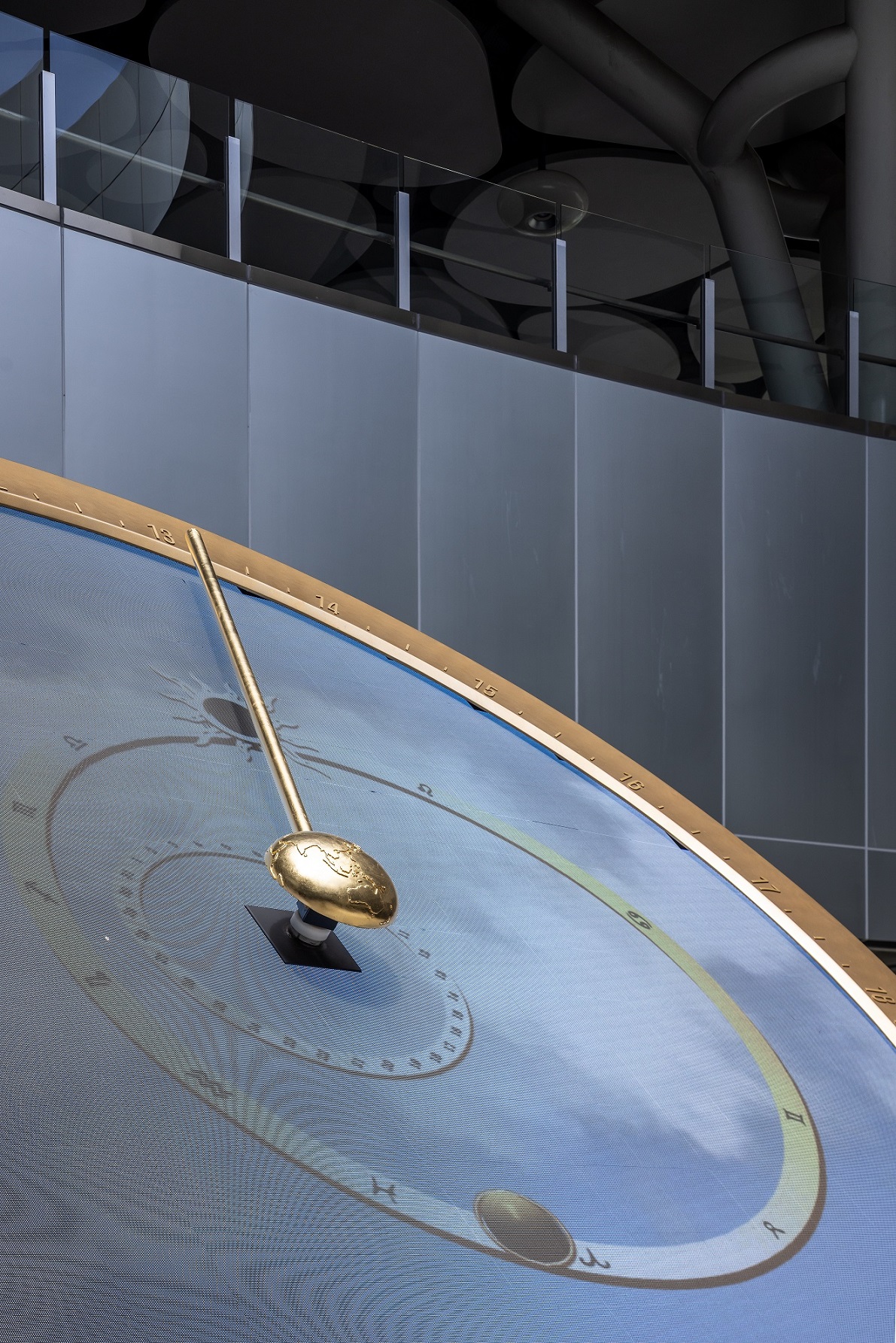 創利空間參與《高雄車站共感空間》公共藝術計畫，擔任視覺科技整合夥伴。於「看時間」天文鐘作品中提供技術指導，整合圓形LED鐘面與鐘體結構，在時間、天象星盤與空間氛圍間生動展演