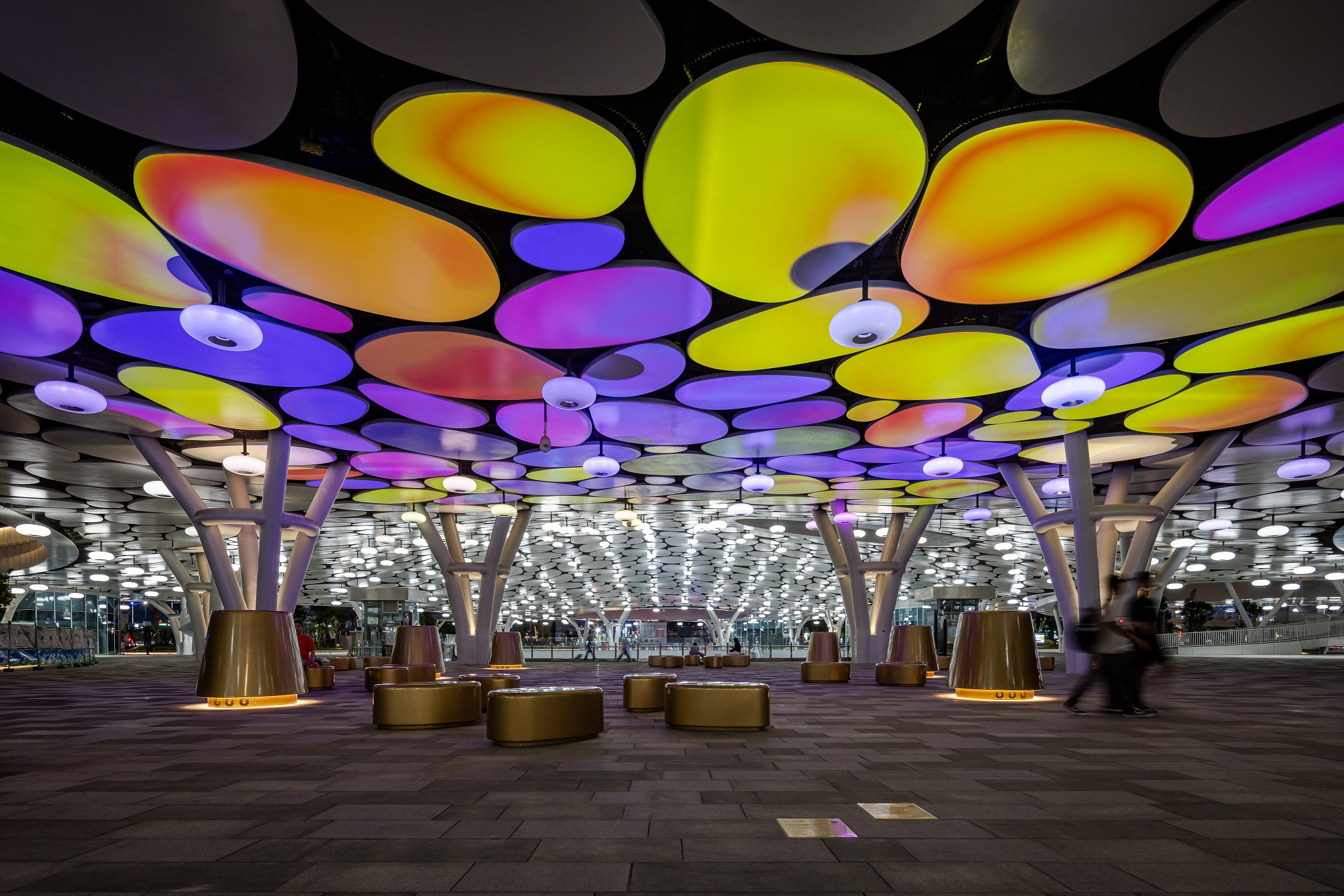 於「染色彩」作品中，創利空間協助藝術團隊將高雄車站天棚2700片鋁製雲朵染上繽紛色彩，從設備設定、光影軟體串接到現場調校，確保光線準確落在雲朵表面，展現層次與意境