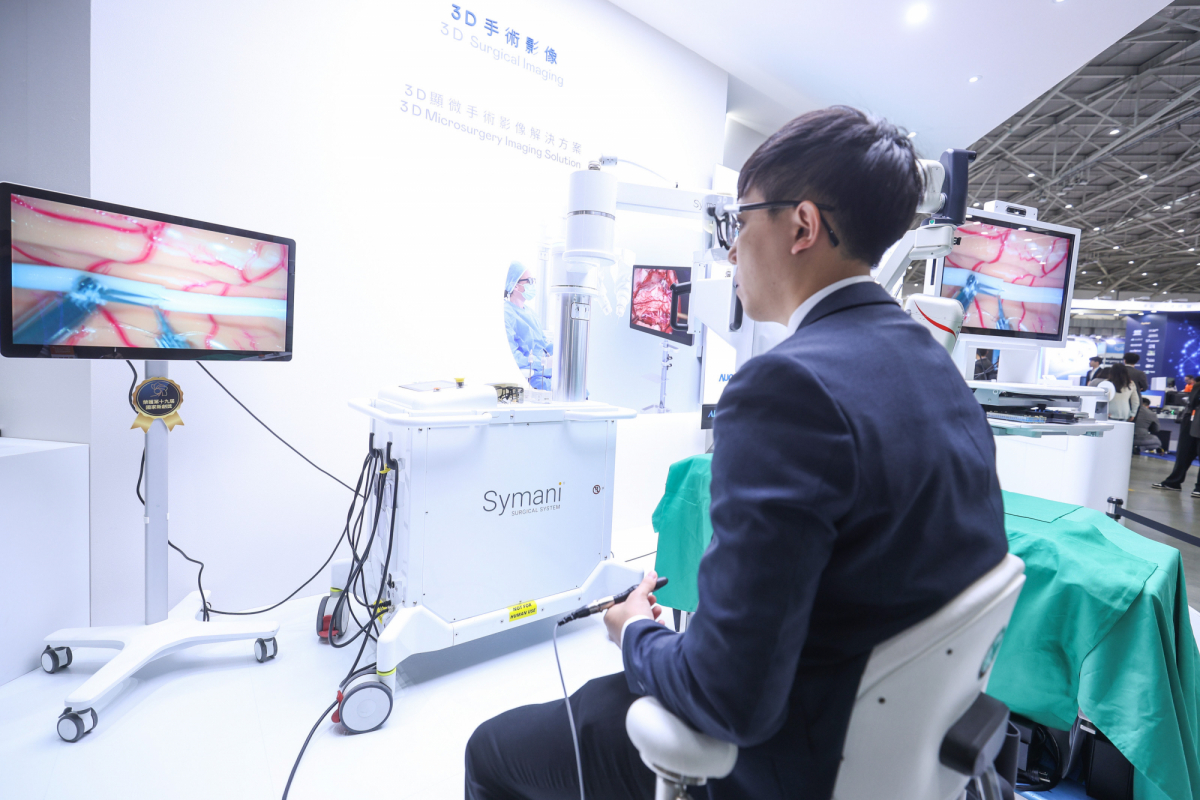 達擎推出「3D顯微手術影像解決方案」，將3D影像技術從腹腔內視鏡手術延伸至神經、血管、淋巴等高難度顯微手術，提供超清晰立體視野，協助醫療團隊在複雜手術中完成精準細膩操作。