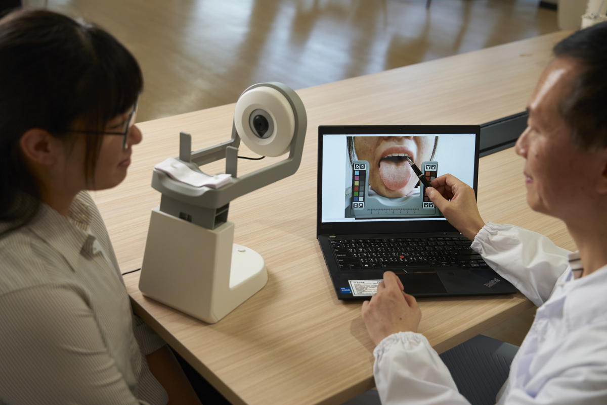 友達耘康的「舌象辨識軟體」則運用AI與大數據技術，可快速辨識舌色、舌形、苔色、苔質等特徵，顯著提升舌象辨識效率，優化檢測流程。