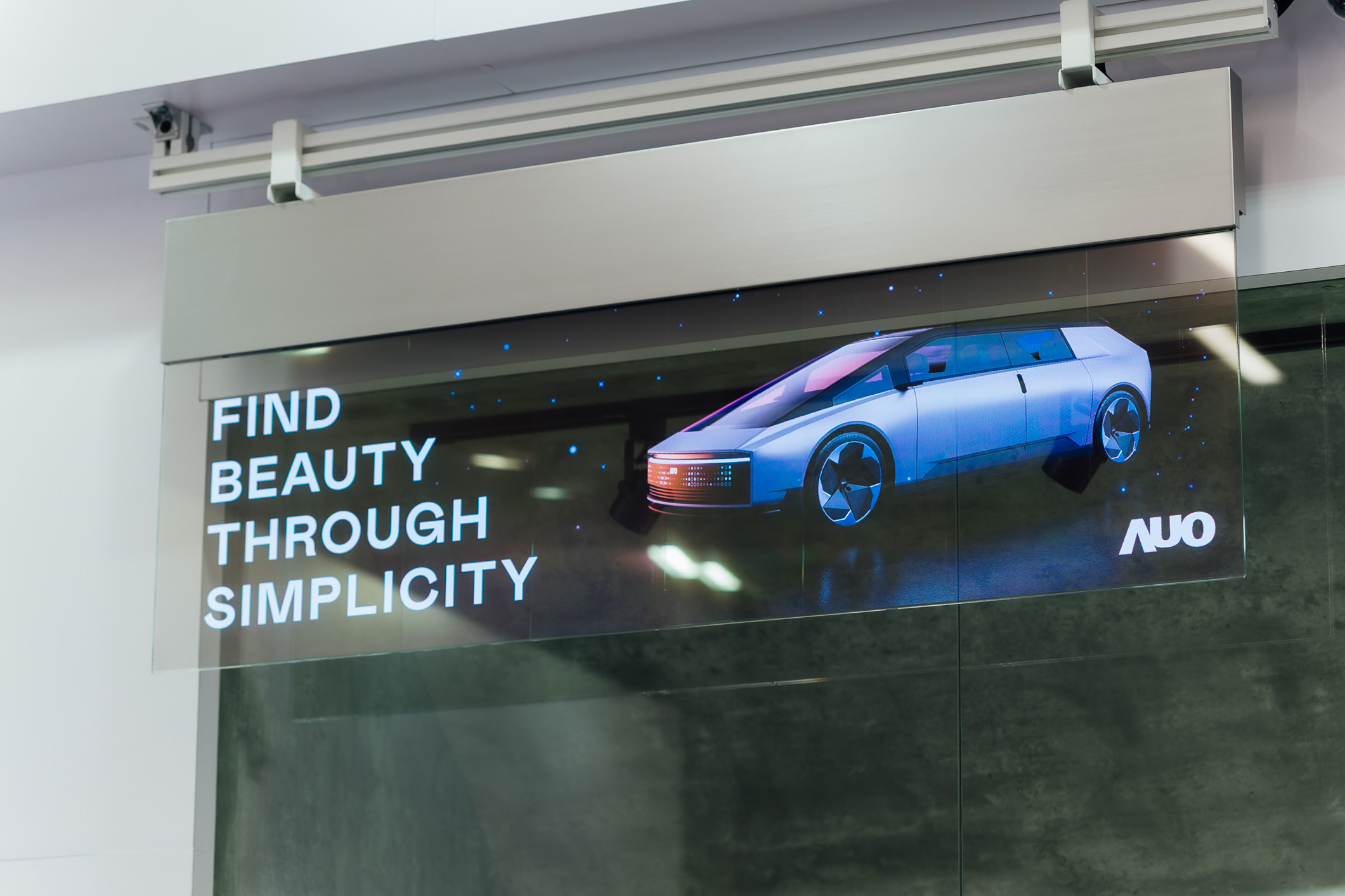 具備高亮度透明感的54吋透明Micro LED智慧看板，可無限拼接不同尺寸，營造出兼具科技感與美學的沉浸式氛圍，適用於旗艦店、展演空間等多元場域。