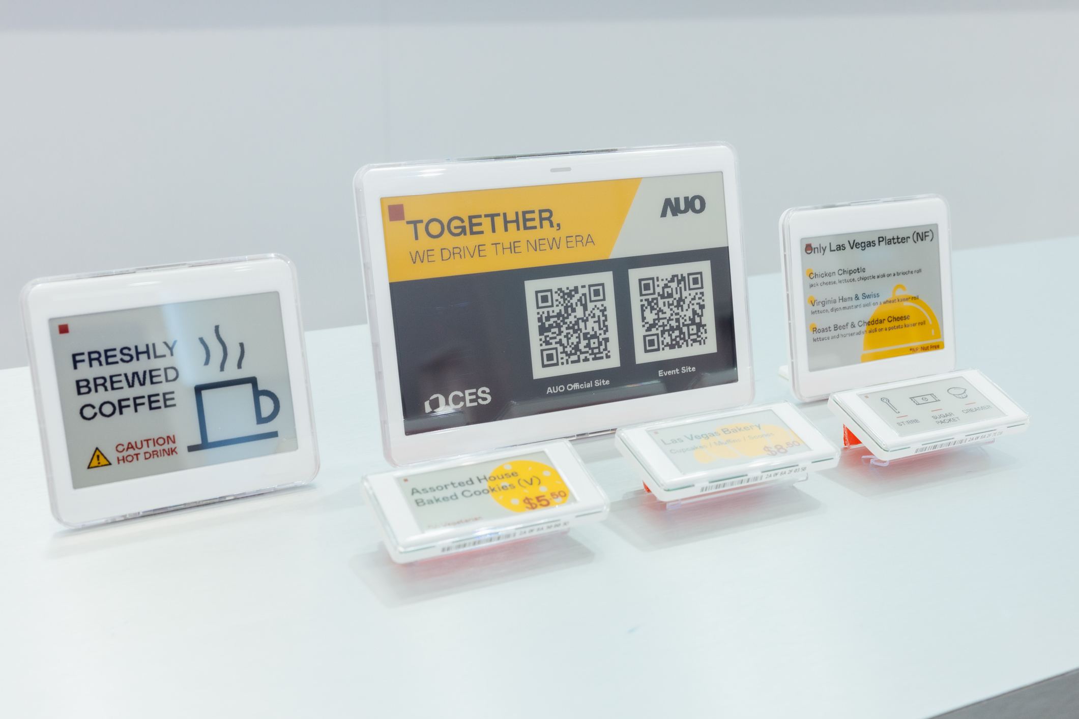 達擎開發的低功耗、全彩的aecoPost電子紙解決方案，僅在更新畫面時需要微量的電力驅動，無需佈建電線的便捷設計，使其可靈活應用、彈性選擇置放處；可搭配aecoTag電子貨架標籤解決方案，驅動商店內所有數位看板和電子貨架標籤，以遠端控制實現動態變價，提升門市人員作業效率，並以無紙化落實永續經營目標。